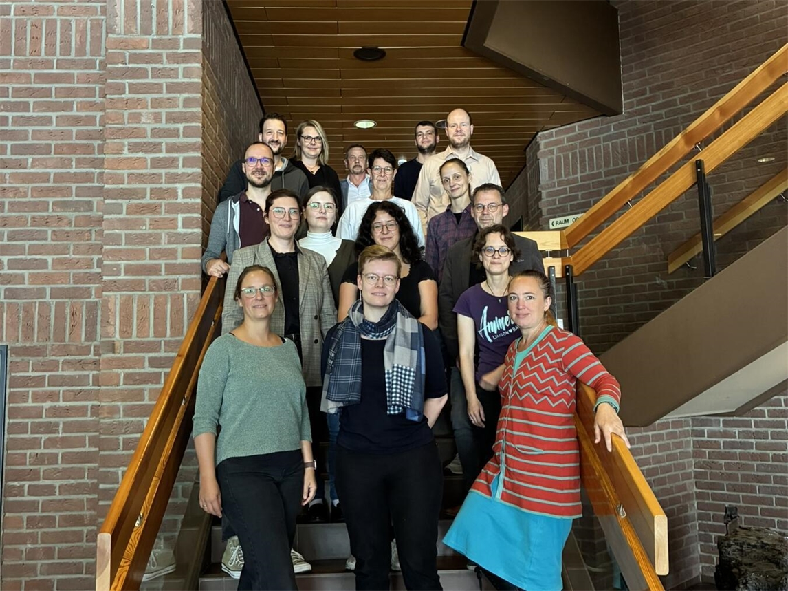 Vertreter der Kommunen für den Notfallverbund Kulturgutschutz (v.l.): Kirsten Lehmkuhl (Voerde/ Hünxe), Lena Koch (Wesel), Ines Krupp (Wesel), Janine Weigel (Kreis Wesel), Sarah Boudaroui (Alpen), Katharina Schinhan (Dinslaken), Mattihas Senk (LVR-Archivberatungsstelle), Kathrin Verjans (Kamp-Lintfort), Daniela Hundrieser-Gillner (Moers), Ludger van Bebber (Sonsbeck), Fabian Witthans (Voerde), Julia-Katharina Kostelnik (Hamminkeln), Berthold Schmeing (Schermbeck), Petra Schwarzmann Neukirchen-Vluyn), Louis Leimbrock (Kreis Wesel) und Lukas Petzolt (Xanten). Foto: Kreis Wesel