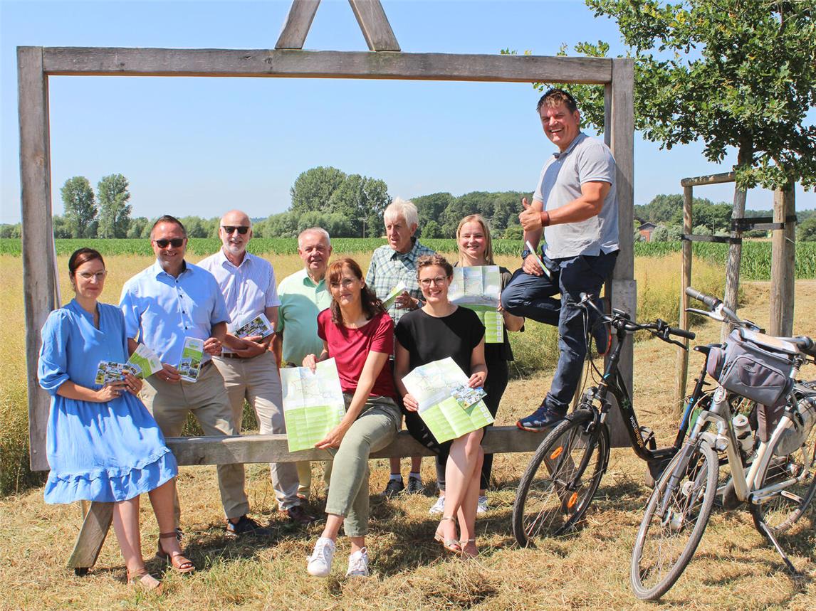 Vertreter der Kommunen und der LAG beim Landschaftsbilderrahmen in Xanten. NN-Foto: Thomas Langer
