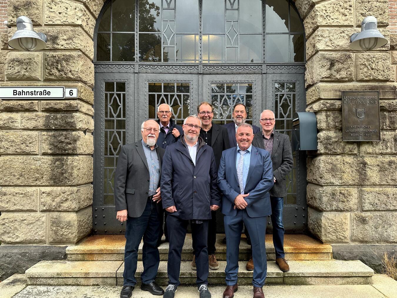 Vertreter der LVR-Klinik Bedburg-Hau freuten sich gemeinsam mit dem Vorstand der Deutsch-Polnischen Gesellschaft für seelische Gesundheit (DPGSG) auf ein interessantes Symposium (vordere Reihe, v.l.) Karl-Peter Röhl (Vorstand DPGSG, Vorsitzender Verein Papillon Kleve), Lukasz Cichocki (stellv. Vorstandsvorsitzender DPGSG, Ärztlicher Leiter, Babinski-Hospital Krakau), Ralf Aßfalg (Vorstandvorsitzender DPGSG, Pflegedirektor ZfP Südwürttemberg), (hintere Reihe, v.l.) Dr. Elmar Spancken (Vorstand DPGSG), Carsten Schmatz (Pflegedirektor, LVR-Klinik Bedburg-Hau), Holger Höhmann (Kaufmännischer Direktor, LVR-Klinik Bedburg-Hau), Thomas Feld (Vorstand DPGSG). Foto: LVR-Klinik Bedburg-Hau