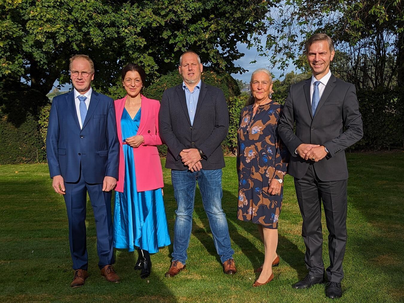 Vertreter der Politik mit den Vorsitzenden des Rheinischen Landwirt-schaftsverbands. (v.l): Wilhelm Hellmanns, Paula Backhaus, Michael Seegers, Renate Fürtjes und Stephan Wolters.Foto: J. Kurschatke