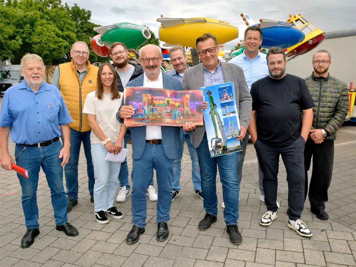 Vertreter der Schausteller, Schützen und Stadt freuen sich auf die Klever Kirmes. NN-Foto: Rüdiger Dehnen