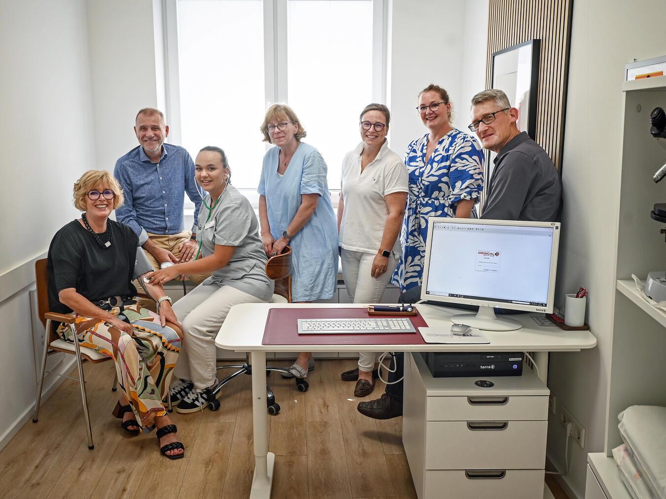 Vertreter der Städtischen Realschule Kalkar, der Gemeinschaftspraxis am Monreberg und der Wirtschaftsförderung Kalkar stellten das Konzept von „Berufe LIVE im Betrieb 2024“ vor, das am Abend des 11. Septembers umgesetzt wird.Foto: WiFö Kalkar/MVO