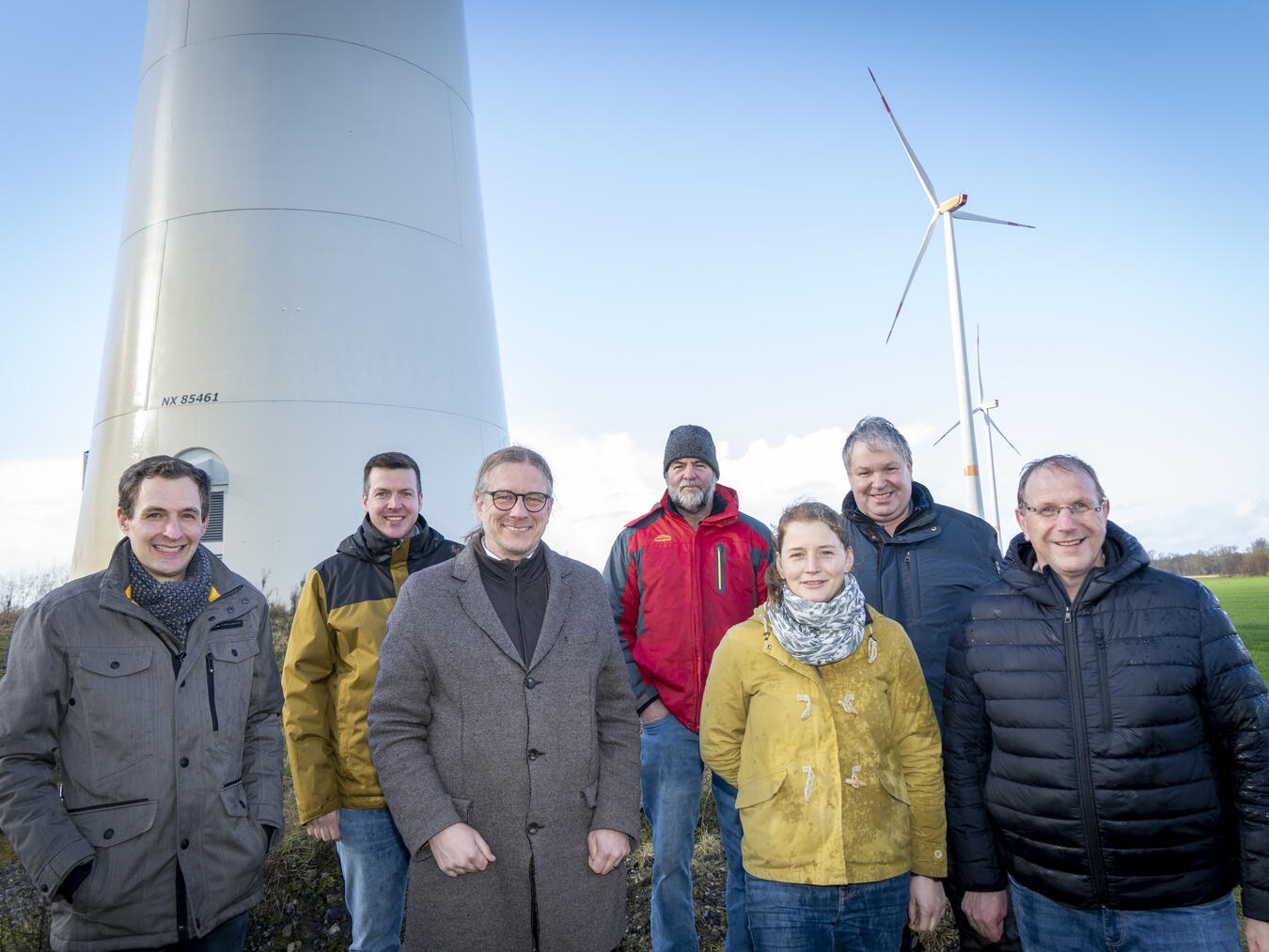 Vertreter der vier Fondsgeber vor den Windenergieanlagen in Kevelaer: Auch 2026 stehen erneut 50.000 Euro aus dem Fonds „Energie für Kevelaer“ für gemeinnützige Projekte zur Verfügung.Foto: Gerhard Seybert