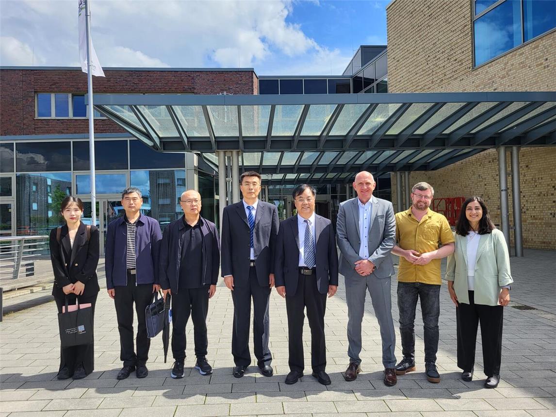 Vertreter des Berufskollegs Geldern und der chinesischen Berufsschule Heze mit den Schulleitern Zonjian Yuan und Andreas Boland (3. u. 4. v. r.). Foto: Berufskolleg Geldern des Kreises Kleve