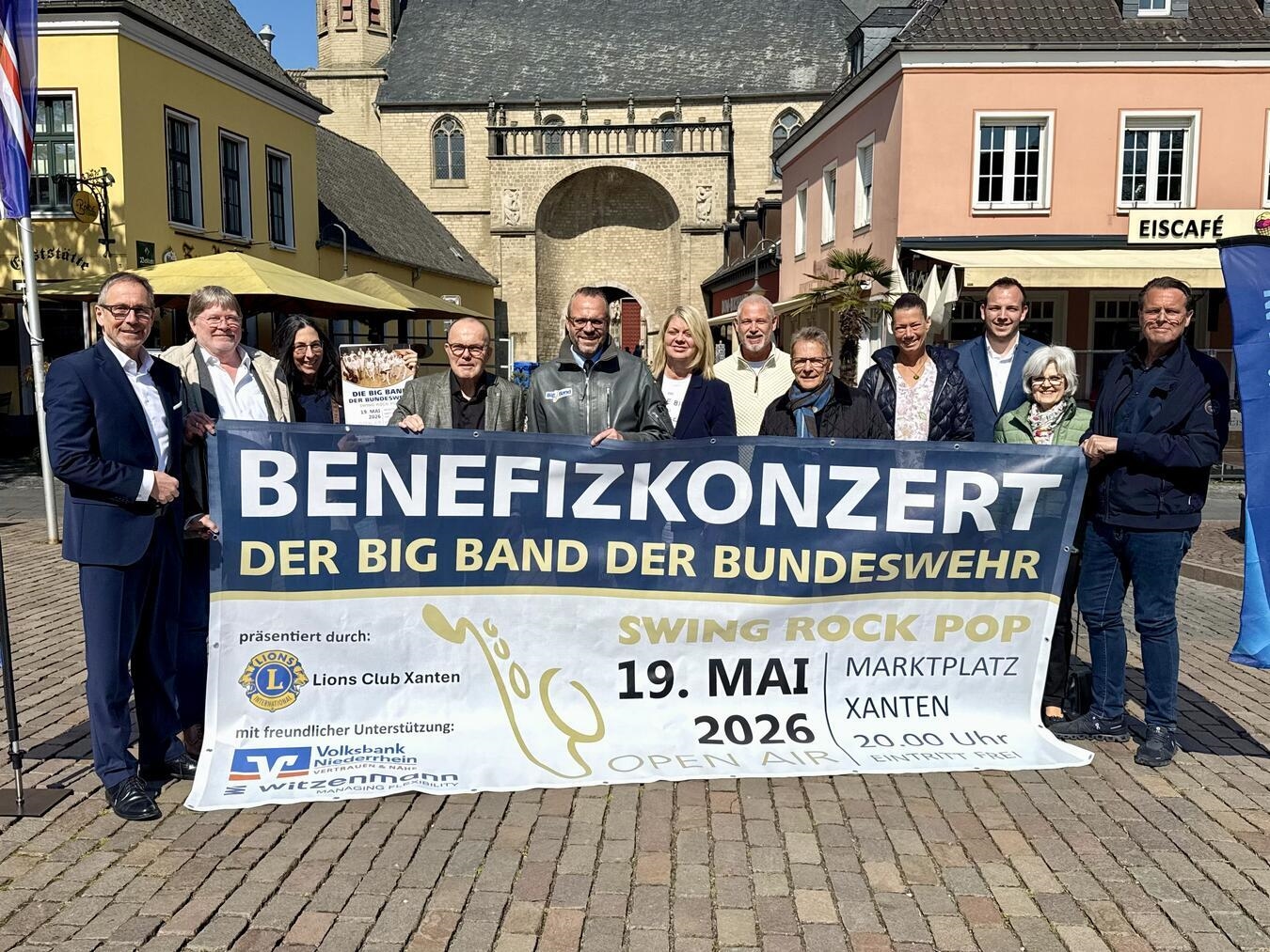 Vertreter des Lions Clubs Xanten, der Initiativen und Sponsoren sowie Johannes Langendorf, Tourmanager der Big Band der Bundeswehr (5.v.l.), freuen sich auf ein schönes Benefizkonzert in Xanten. NN-Foto: SP