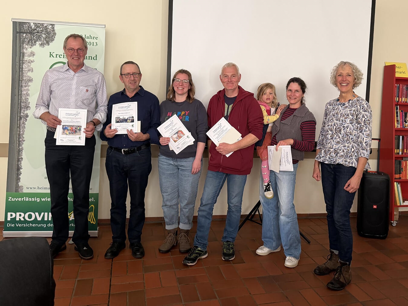 Vertreter (v.l.) der Vereine Heimatfreunde Bienen-Grietherbusch-Grietherort, Mehr Miteinander Kranenburg, Jugendtreff Stadt Kalkar, HVV Uedem, Wachtendonker Bürgerverein mit Gertrud Kannenberg (KKA). Foto: Heimatverein