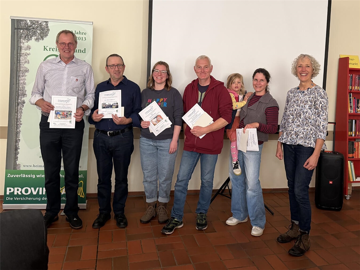 Vertreter (v.l.) der Vereine Heimatfreunde Bienen-Grietherbusch-Grietherort, Mehr Miteinander Kranenburg, Jugendtreff Stadt Kalkar, HVV Uedem, Wachtendonker Bürgerverein mit Gertrud Kannenberg (KKA). Foto: Heimatverein