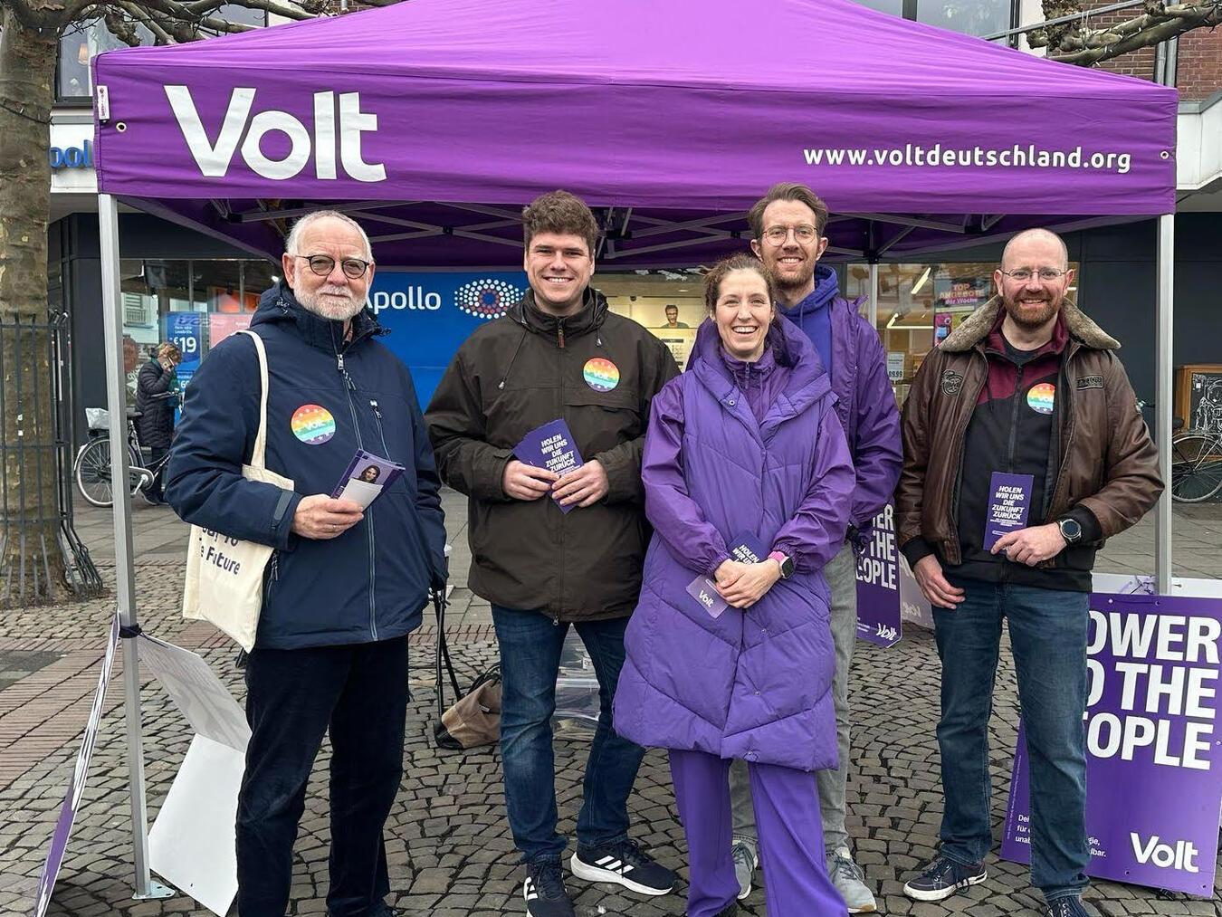 Vertreter von Volt im Kreis Kleve mit Dieter Krakau (erster von links). Foto: Volt Kreis Kleve