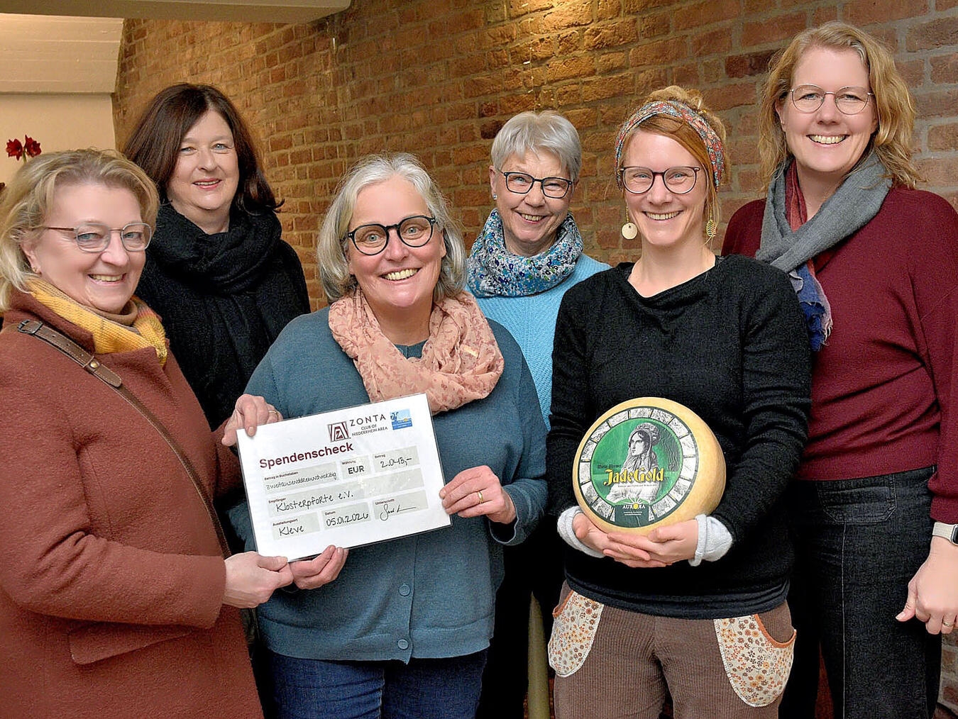 Vertreterinnen von Zonta und Aurora Kaas überreichten die Spende an Bärbel Vick (3.v.l.) von der Klosterpforte. NN-Foto: Rüdiger Dehnen