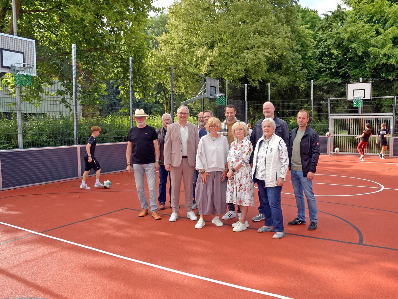 Verwaltung, Politik und Schule freuen sich über das neue Freizeitangebot für Schüler und Freizeitsportler. NN-Foto: Rüdiger Dehnen