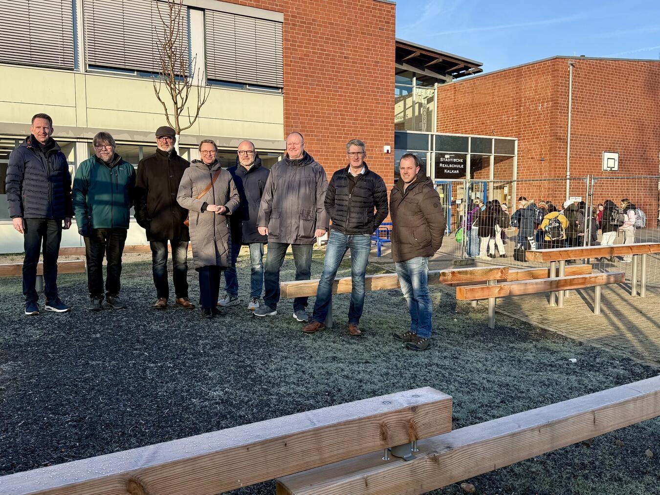 Verwaltung, Schule und Politik haben sich vor Ort gemeinsam ein Bild von den neuen Schulhöfen gemacht. Hier stehen die Vertreter im noch gesperrten Schwebebalken-Bereich. NN-Foto: SP