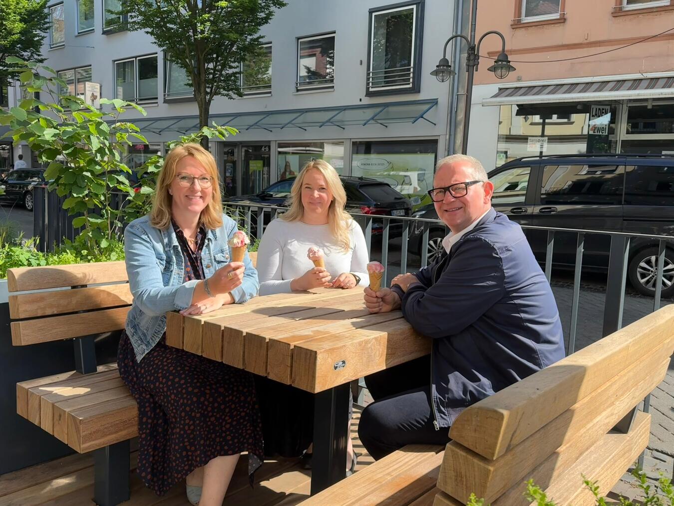 Verweilen auf der Hartstraße: Anne Teller-Weyers, Regionalmanagerin Leader-Region (l.), Janette Heesen, Team Umwelt, Klima, Mobilität Stadt Geldern (M.) und Ralf Becker, Geschäftsführer Grijsen (r.) machen‘s vor.Foto: Stadt Geldern
