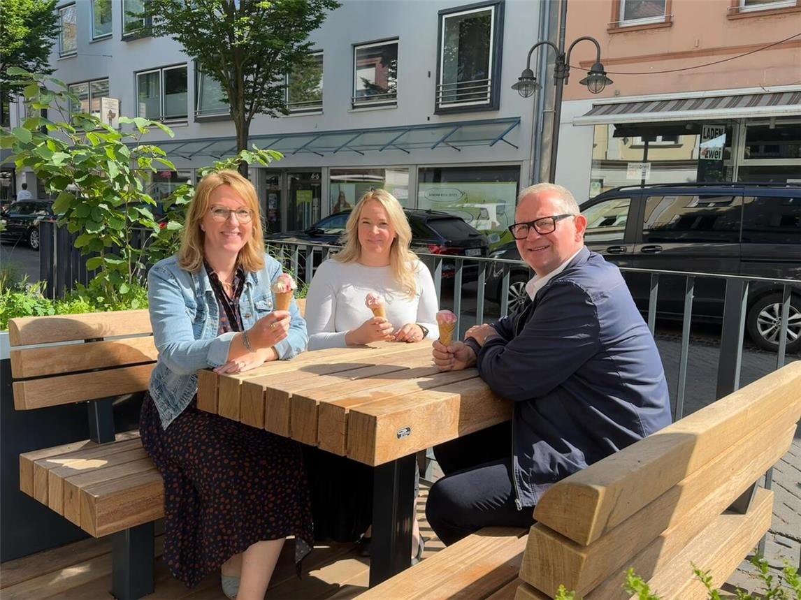 Verweilen auf der Hartstraße: Anne Teller-Weyers, Regionalmanagerin Leader-Region (l.), Janette Heesen, Team Umwelt, Klima, Mobilität Stadt Geldern (M.) und Ralf Becker, Geschäftsführer Grijsen (r.) machen‘s vor.Foto: Stadt Geldern