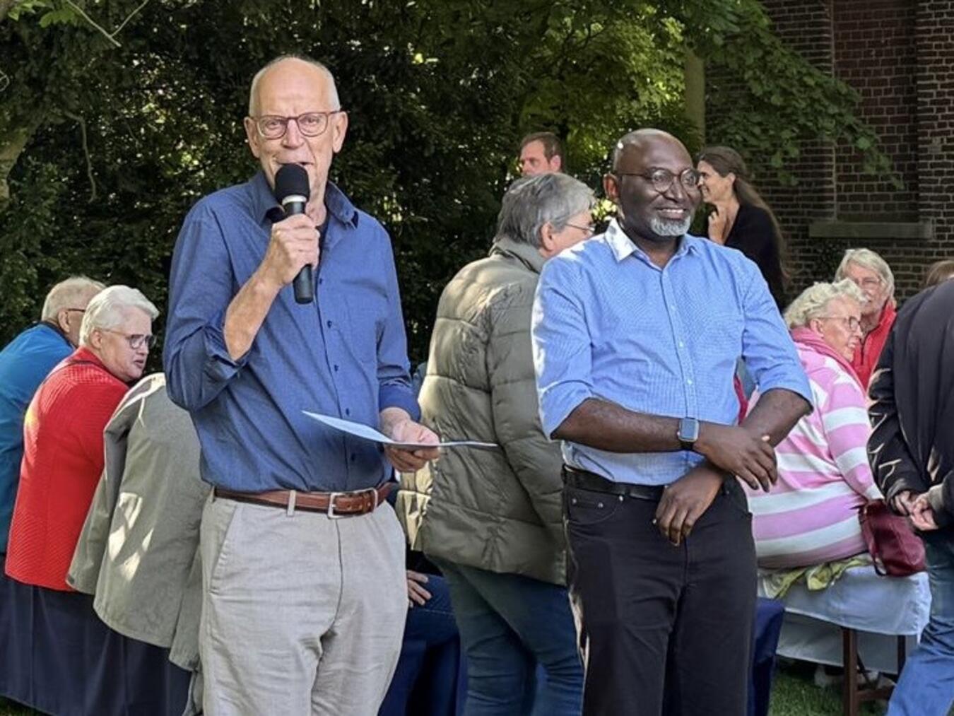 VHV-Vorsitzender Bernd Thönnesen (l.) und Pfarrer Uchenna Aba bei der Begrüßung. Foto: privat