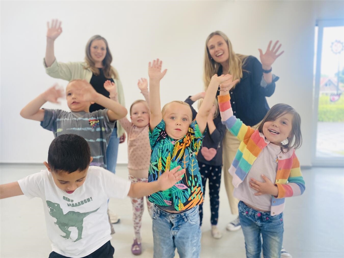 "Victoria Wix und Katharina Nowak feiern mit Kindern das Gütesiegel, Lebenshilfe im Kreis Kleve."