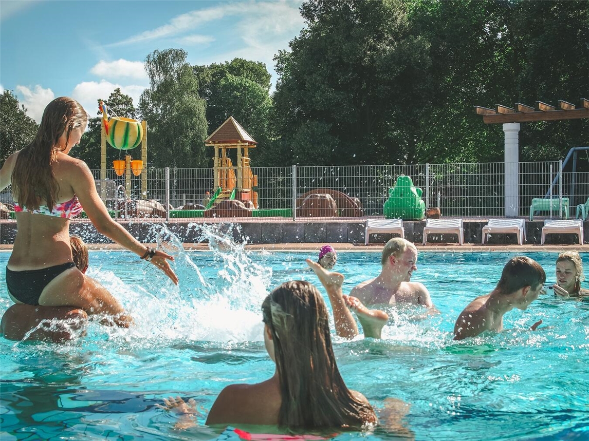 "Ferienprogramm im Embricana Emmerich, Kinder beim Wasserspaß, Action im Schwimmbad, EGD"