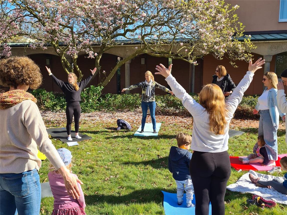 Viel Freude und Entspannung beim Eltern-Kind-Yoga der Spielgruppe Vergissmeinnicht. Foto: Caritasverband Geldern-Kevelaer