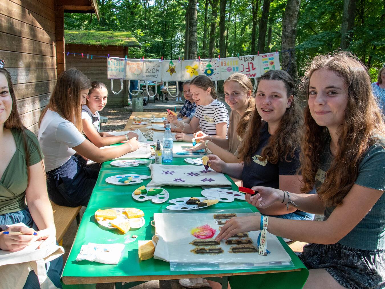 Viel genutzt wurde die Kreativmeile. Dort hatten die Jugendlichen zum Beispiel die Möglichkeit, Jute-Beutel nach eigenen Vorstellungen zu gestalten.