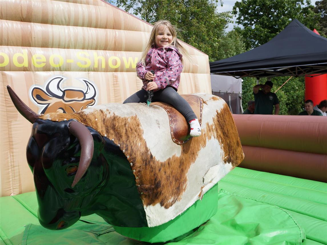 Viel Geschick und Gleichgewicht brauchte man beim Bullenreiten. Foto: St. Antonius Schützen Hamb
