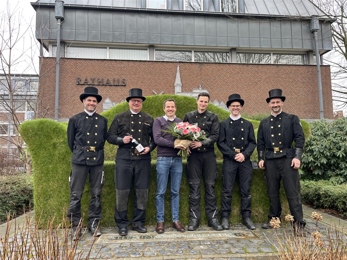 Viel Glück im neuen Jahr bringen die Schornsteinfeger ins Rathaus. Foto: Stadt Straelen. 