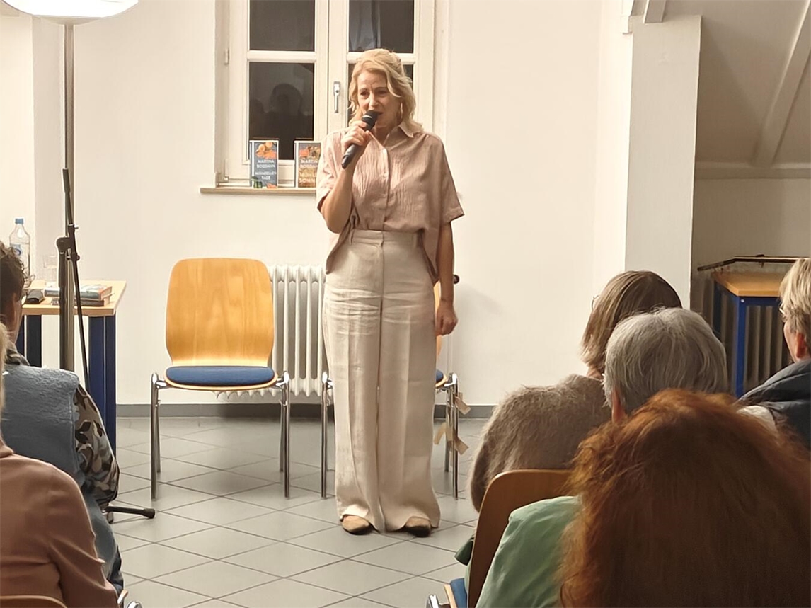 "Martina Bogdahn Lesung Reeser Stadtbücherei, interaktiv mit Publikum"