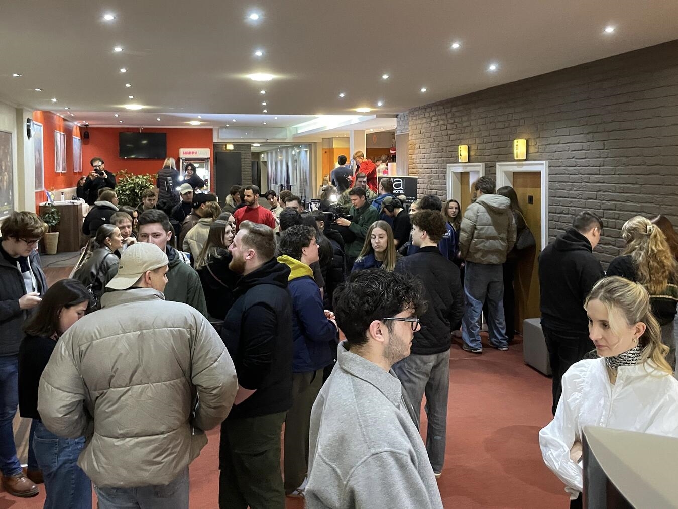 Regisseur aus Leidenschaft "Drehtag im Gelderner Herzogtheater, Filmcrew und Equipment in Aktion"