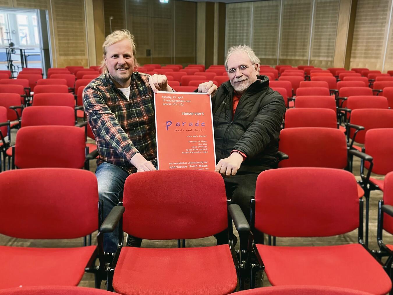 Viel „parade“ mit Musik und Theater verspricht „reeserviert“ am 13. April, für das Ole Engfeld, Pressesprecher der Stadt Rees, und Heiner Frost, künstlerischer Leiter der Klassik-Reihe, werben. Foto: Stadt Rees