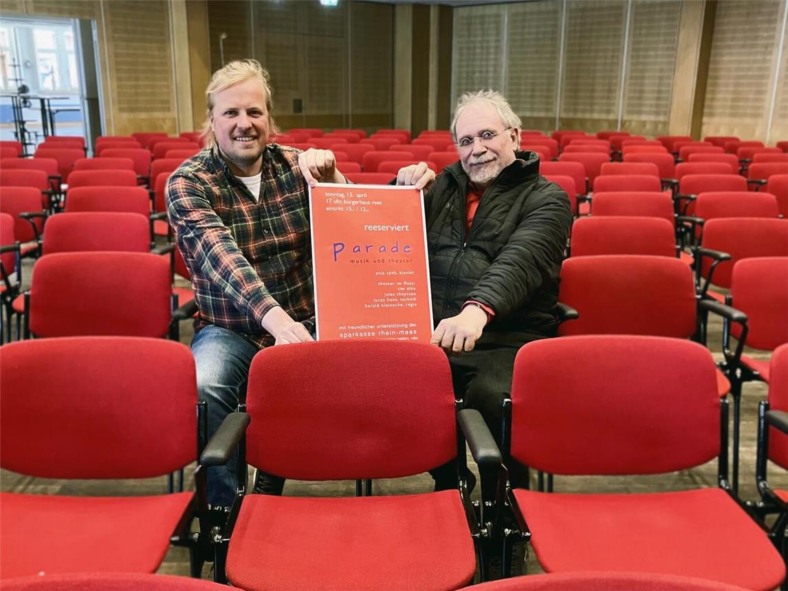 Viel „parade“ mit Musik und Theater verspricht „reeserviert“ am 13. April, für das Ole Engfeld, Pressesprecher der Stadt Rees, und Heiner Frost, künstlerischer Leiter der Klassik-Reihe, werben. Foto: Stadt Rees