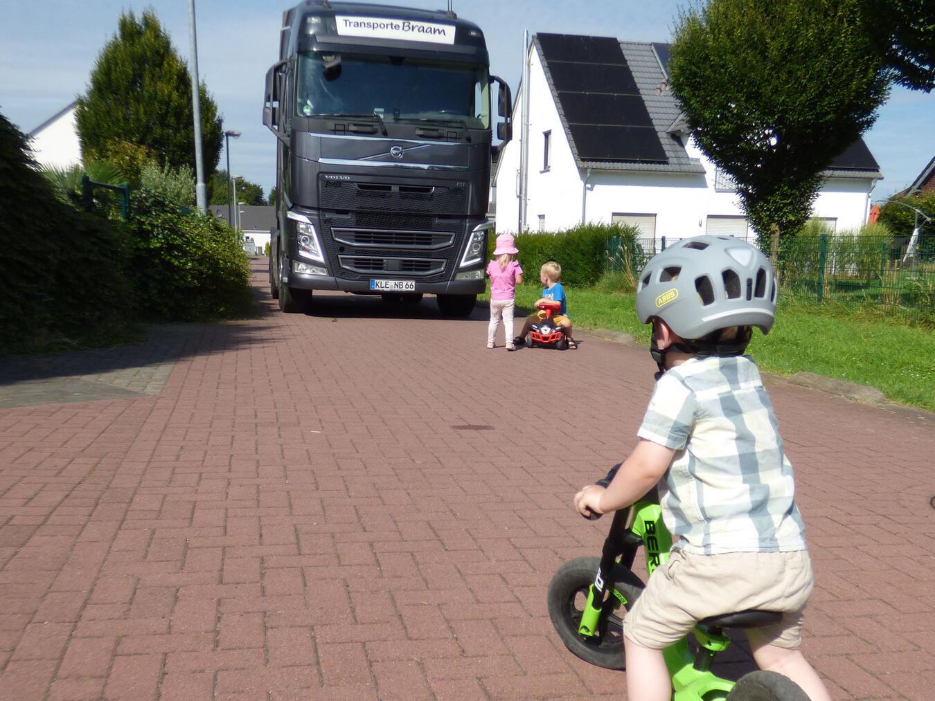 Ein unlösbarer Konflikt? Viel Platz ist da nicht, wenn künftig LKW zum Baugebiet Hasenpütt unterwegs sind. Foto: privat