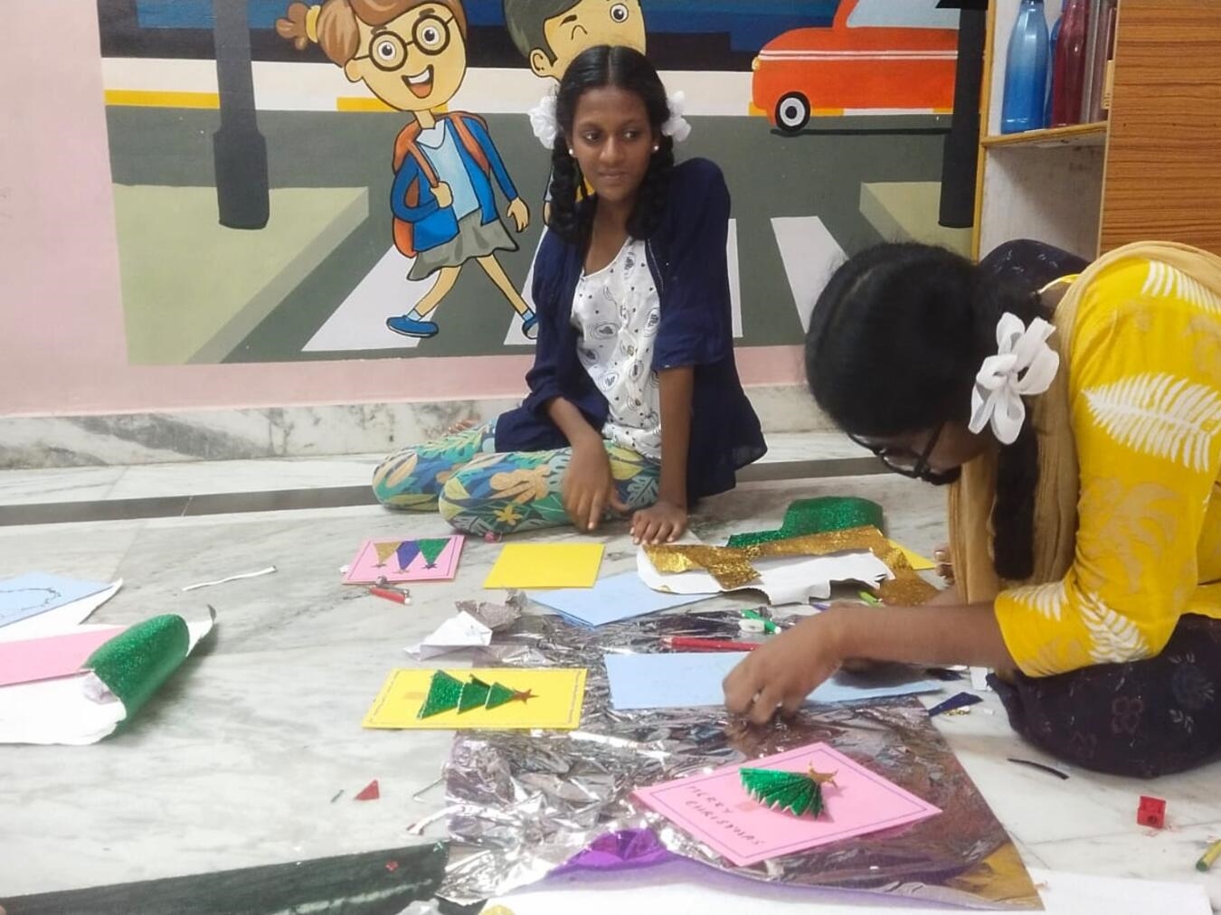 Viel Sorgfalt und Herzblut investierten die Mädchen auch in diesem Jahr in die Gestaltung ihrer Weihnachtskarten, mit denen sie sich bei ihren Paten in Deutschland für die Unterstützung bedanken.