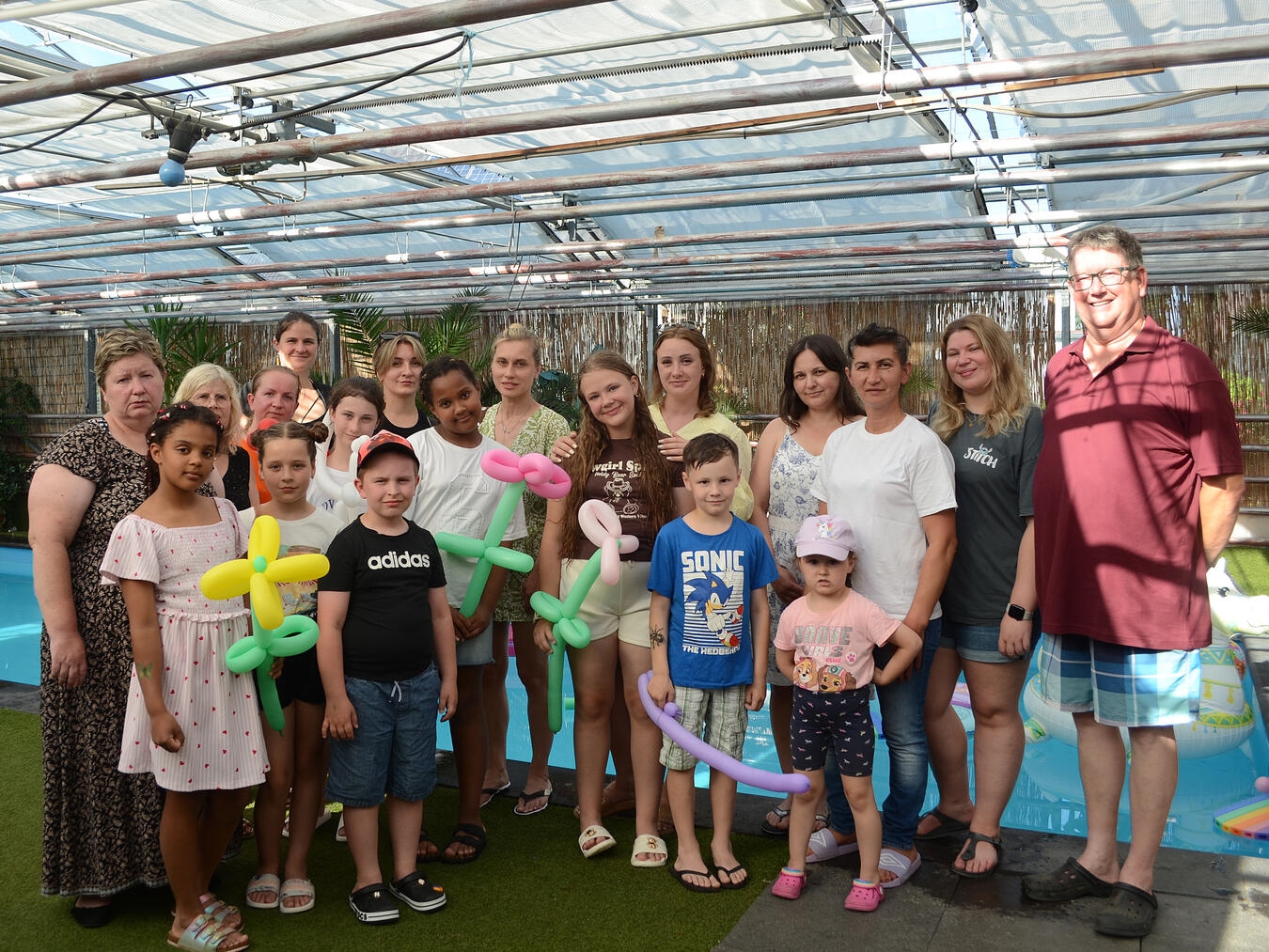 Viel Spaß hatten die Kinder und deren Mütter, als Vereinsmitglied Klaus Gravendyck aus Straelen (r.) zu einer Pool-Party einlud. Foto: privat