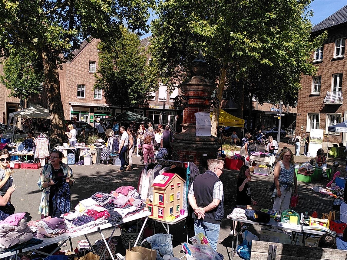 Viel über Nachhaltigkeit lernten die Besucher des Nachhaltigkeitsmarktes in Rees. Ein Trödel mit Second-Hand-Kleidung darf dabei auch nicht fehlen. Foto: Fridays for Future Rees