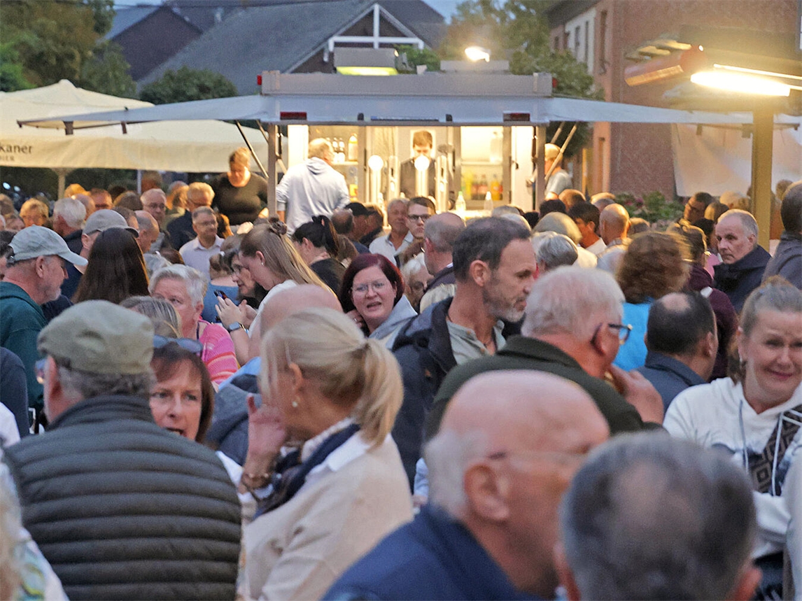 "Besucher beim 17. Brunnenfest Veert genießen das lebhafte Treiben, NN-Fotos: Theo Leie"
