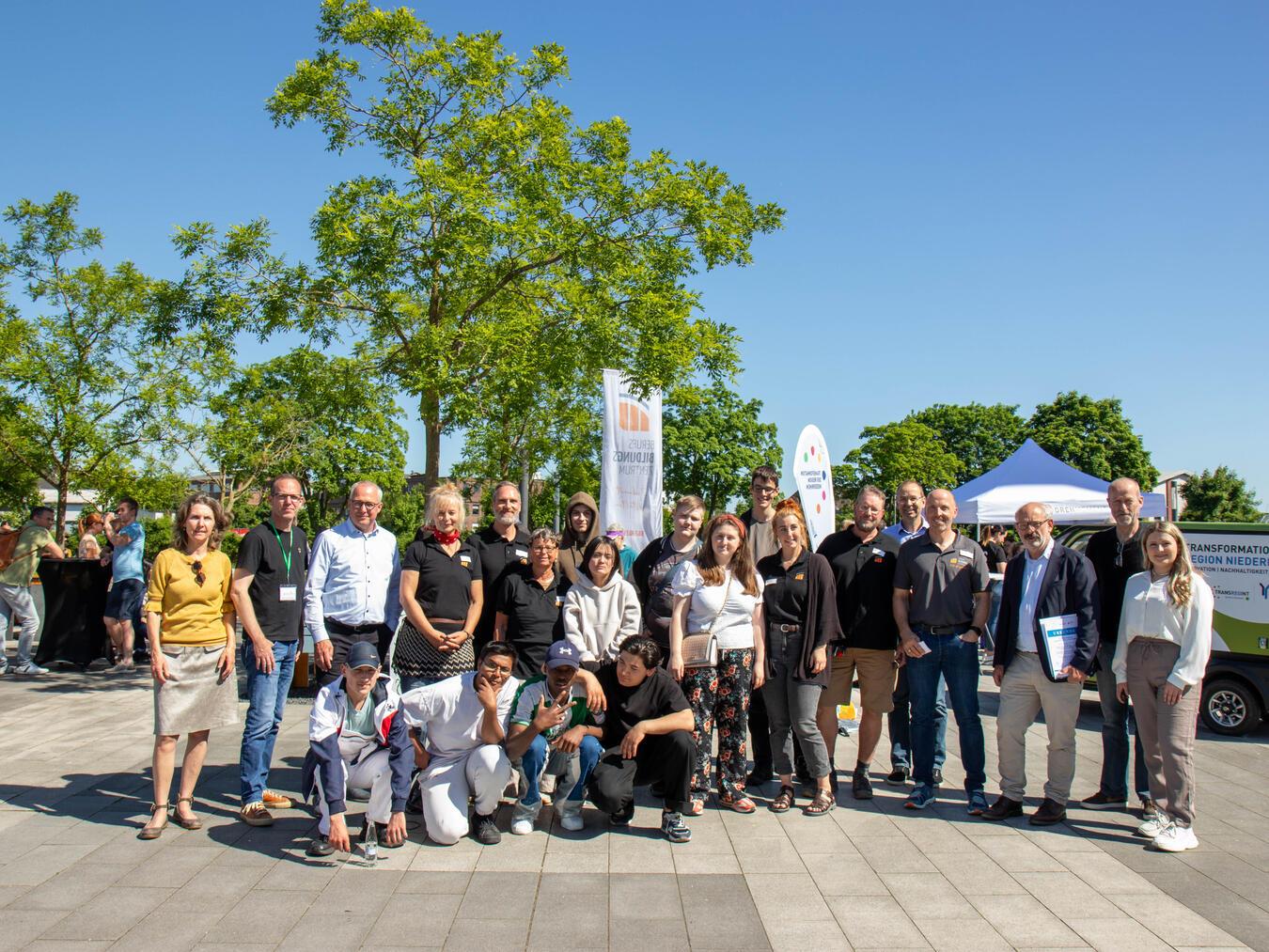 Viele Akteure kamen zur Eröffnung der Aktion auf dem Klever Campus zusammen. Foto: Florian Gaisrucker/HSRW