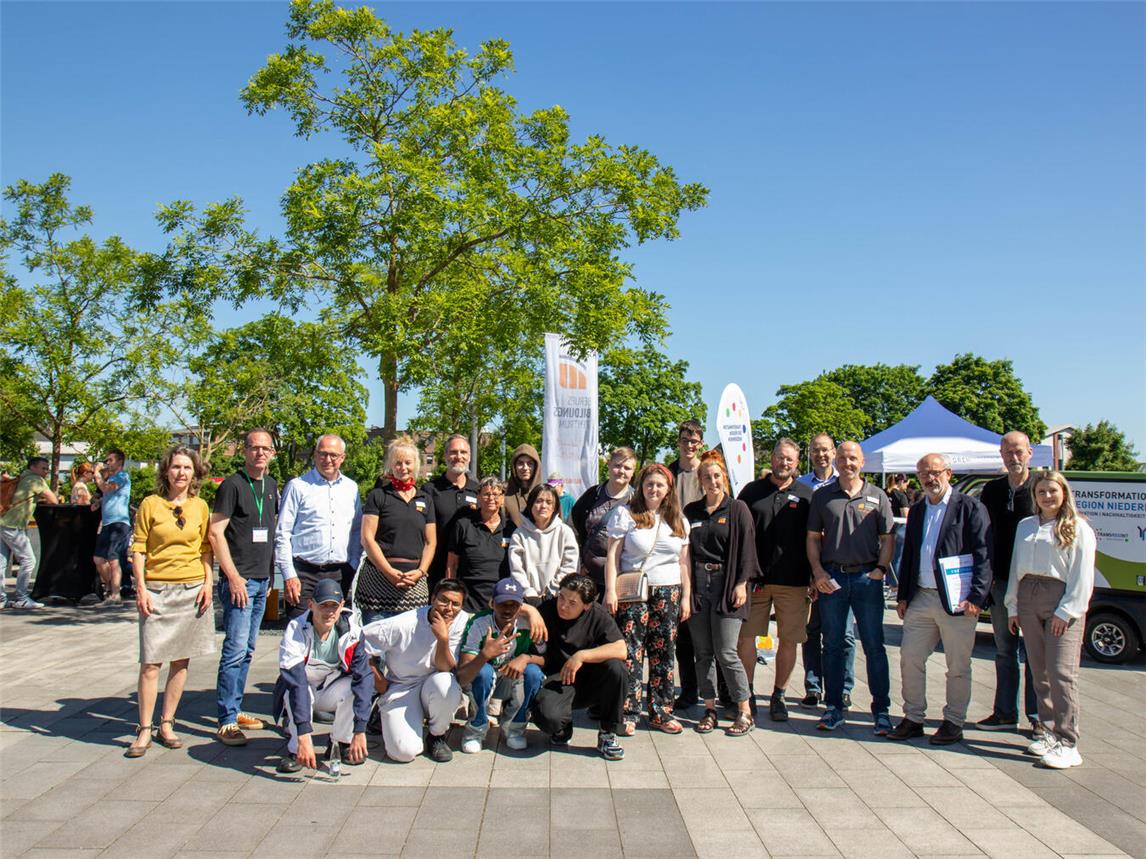 Viele Akteure kamen zur Eröffnung der Aktion auf dem Klever Campus zusammen. Foto: Florian Gaisrucker/HSRW