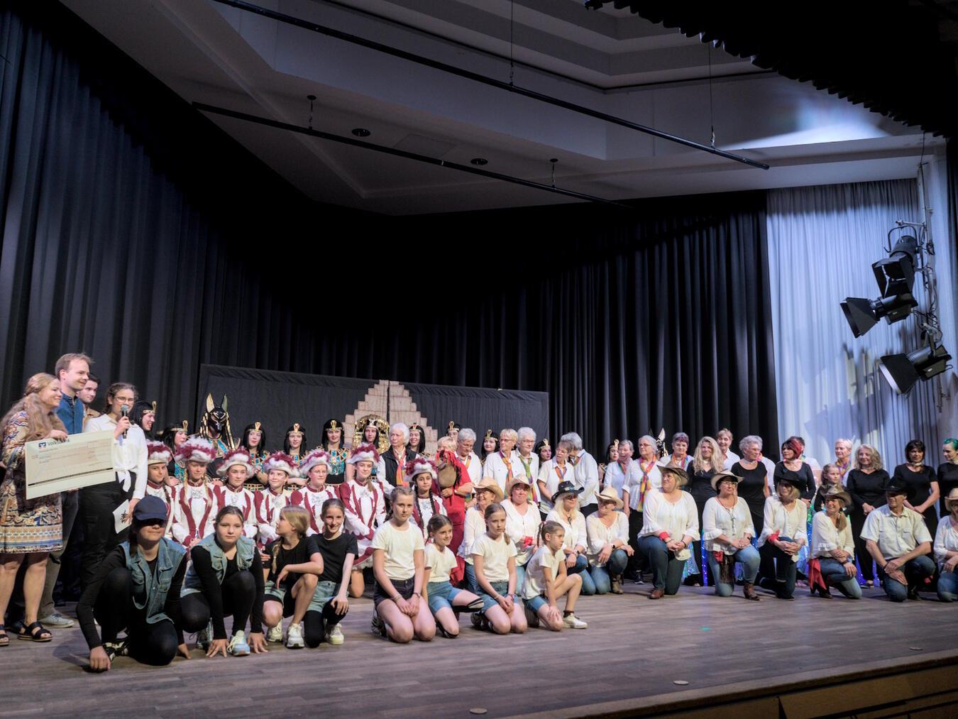 Viele Akteure legten sich im Reeser Bürgerhaus ins Zeug fr den guten Zweck. Foto: Roland Mümken