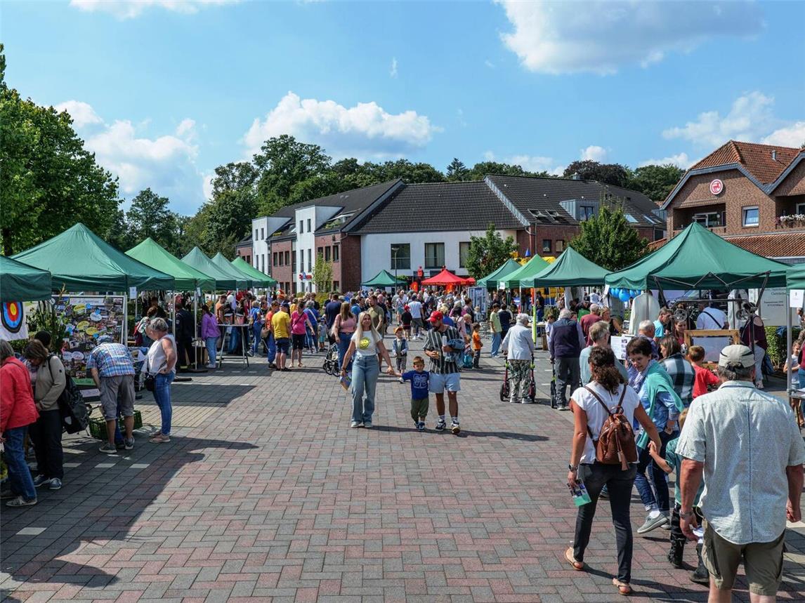 Viele Bedburg-Hauer Vereine nutzten die Möglichkeit, sich mit allerlei kurzweiligen Darbietungen und Aktionen einem breiten Publikum vorzustellen und um neue Mitglieder zu werben. Foto: Alfred Derks