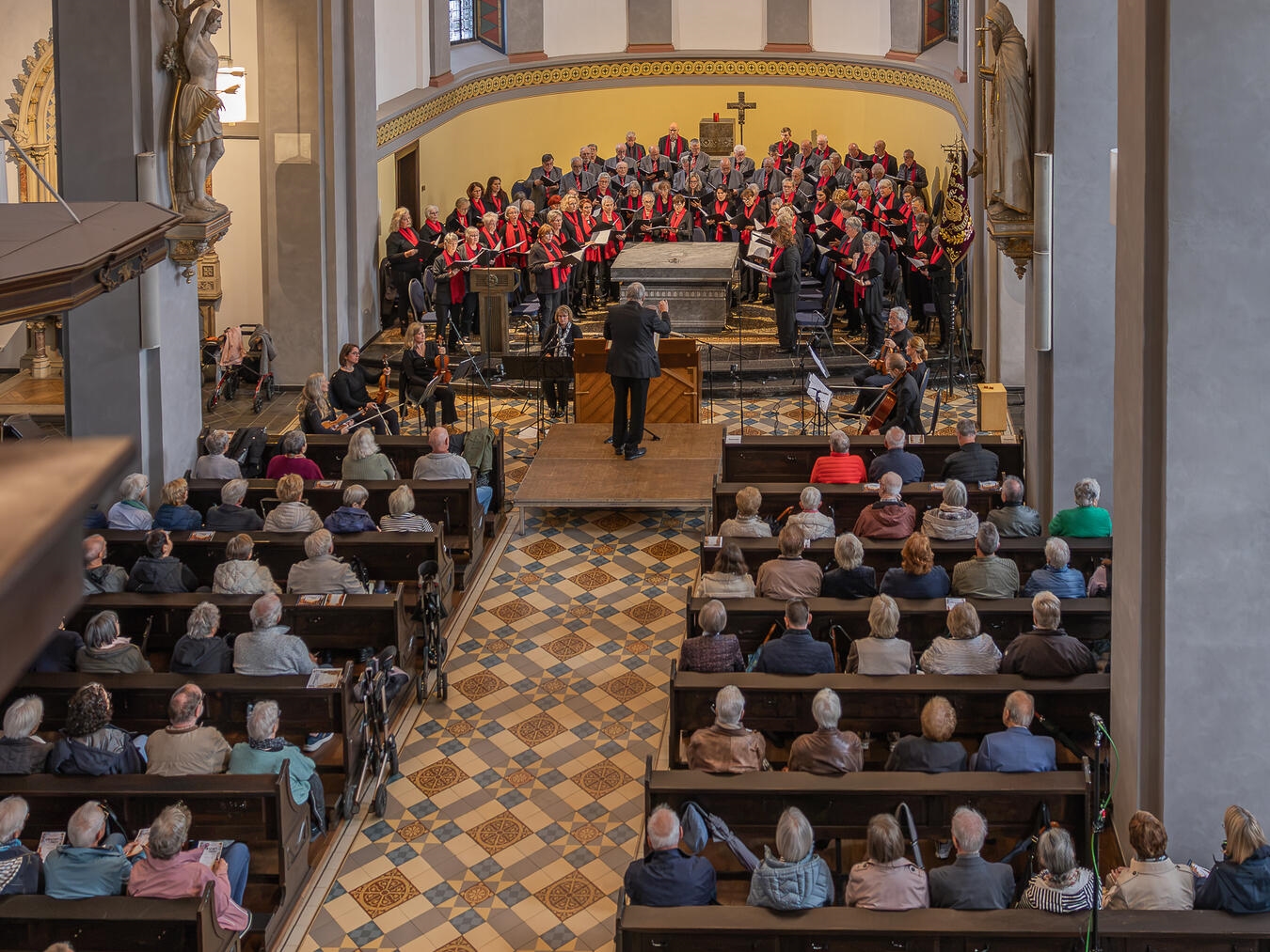"Konzertbesucher in Pfarrkirche St. Antonius Sevelen, Foto von Anja Kroeber"