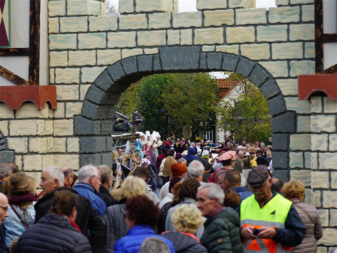 "Besucher beim Grubbenvorst Mittelalterfestival, Vorstelijk Festival, Menschen in historischen Kostümen"