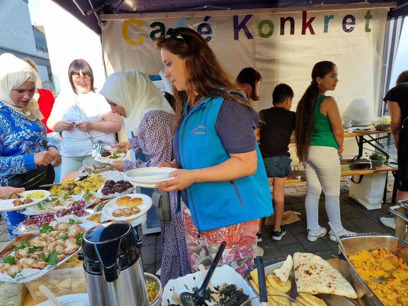 Café Konkret war beim Uedemer Genussmarkt dabei Viele Besucher waren von diesem kulinarischen Angebot und dessen Präsentation begeistert. Fotos: privat