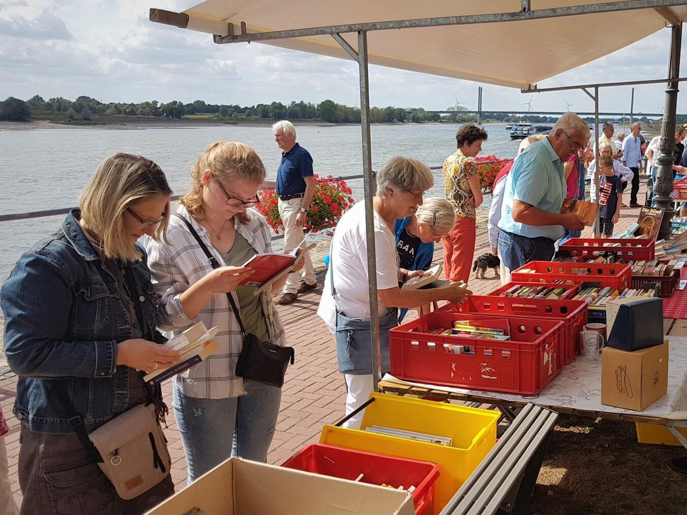 Rheinpromenade in Rees wird erneut zur Büchermeile Viele Besucher werden beim Büchermarkt auf der Reeser Rheinpromenade erwartet. Foto: Stadt Rees