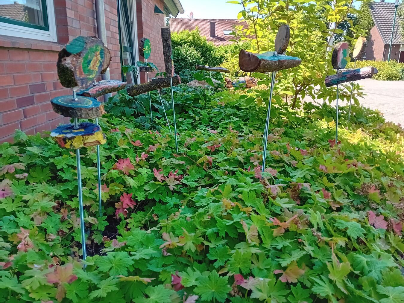 Viele bunte Skulpturenstehlen begrüßen nun im Eingangsbereich des Kindergartens die Gäste. Foto: privat