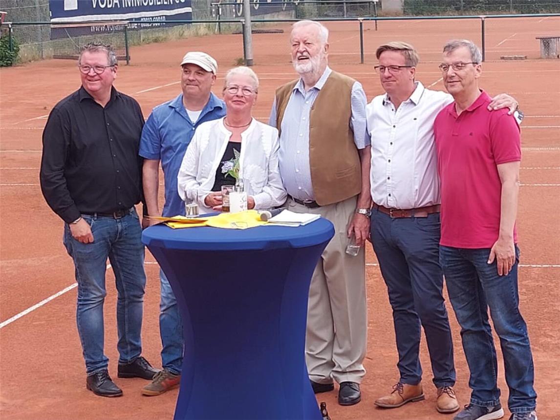 Viele Gäste schauten zum Jubiläumsfest der Tennisabteilung in Weeze vorbei. Foto: TSV