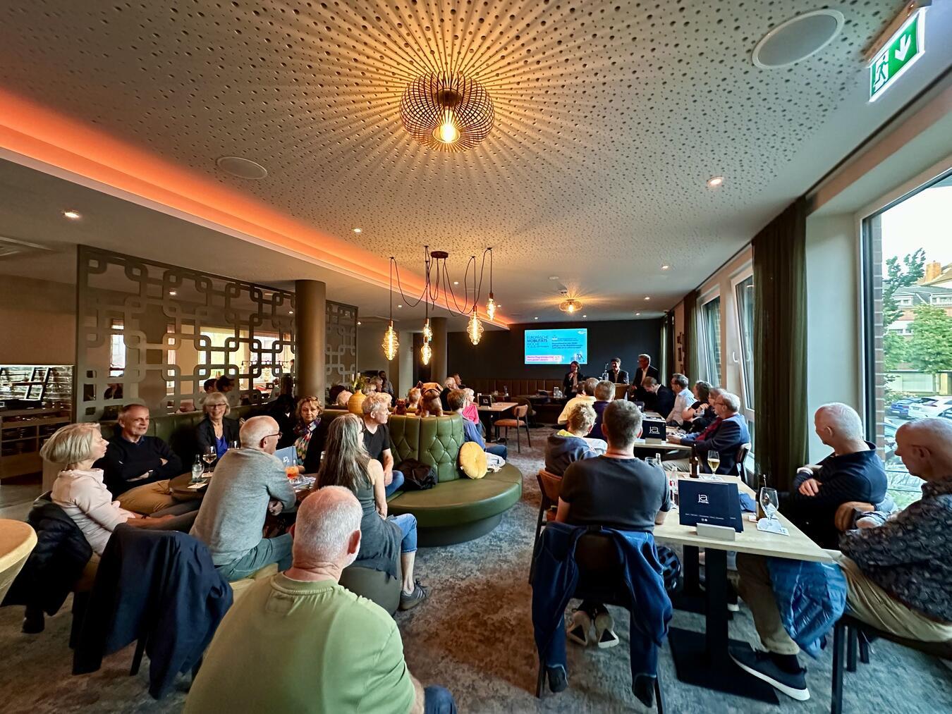 Viele Gäste waren der Einladung gefolgt, um am Expertenabend zur Mobilitätswende teilzunehmen. Foto: Stadt Geldern/Terhorst