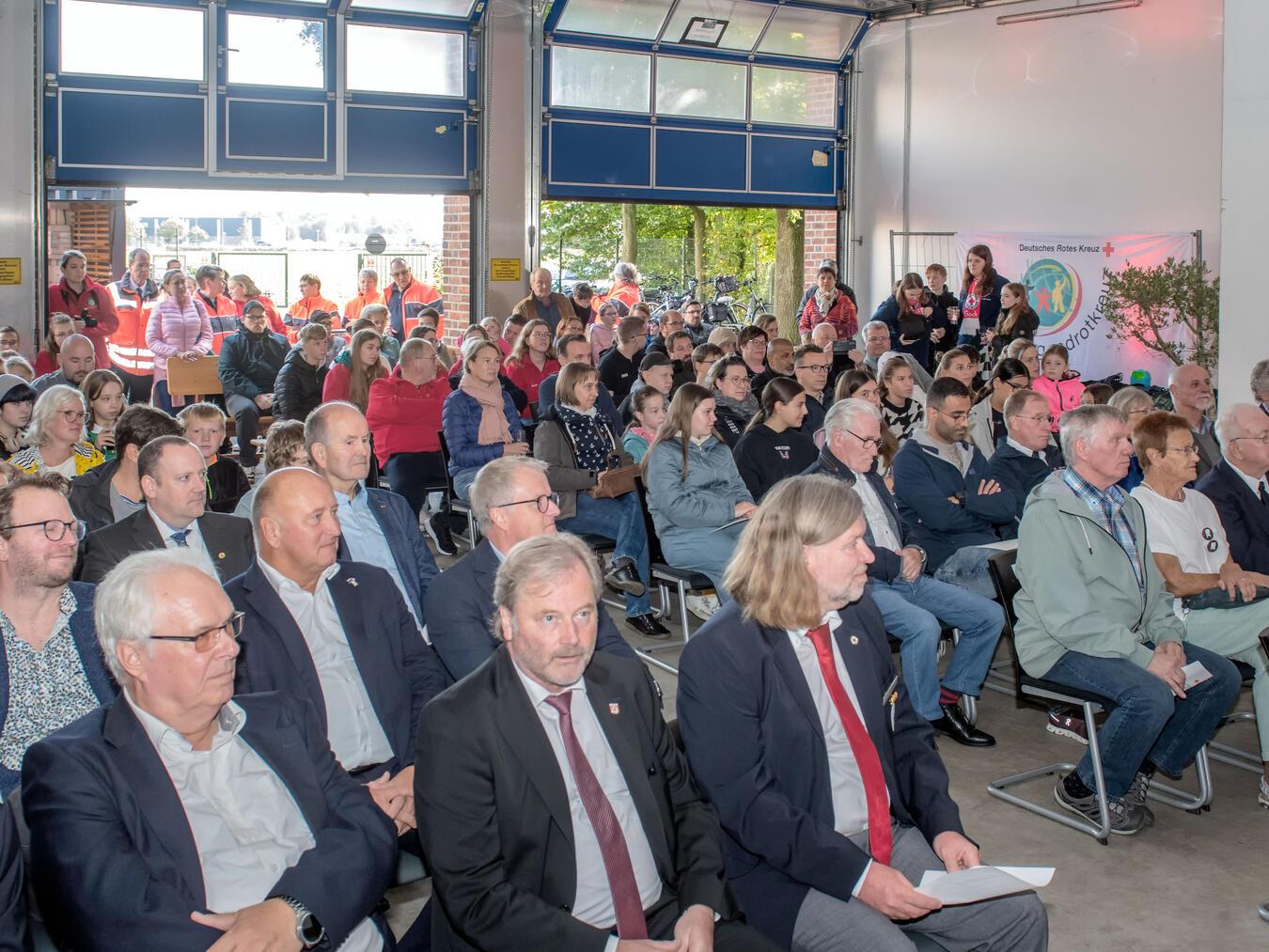 Die DRK-Ortsgruppe Goch blickt auf ihr 125-jähriges Bestehen zurück Viele geladene Gäste nahmen an der Feier zum doppelten Geburtstag im Gocher Kompetenzzentrum teil. NN-Foto: Gerhard Seybert