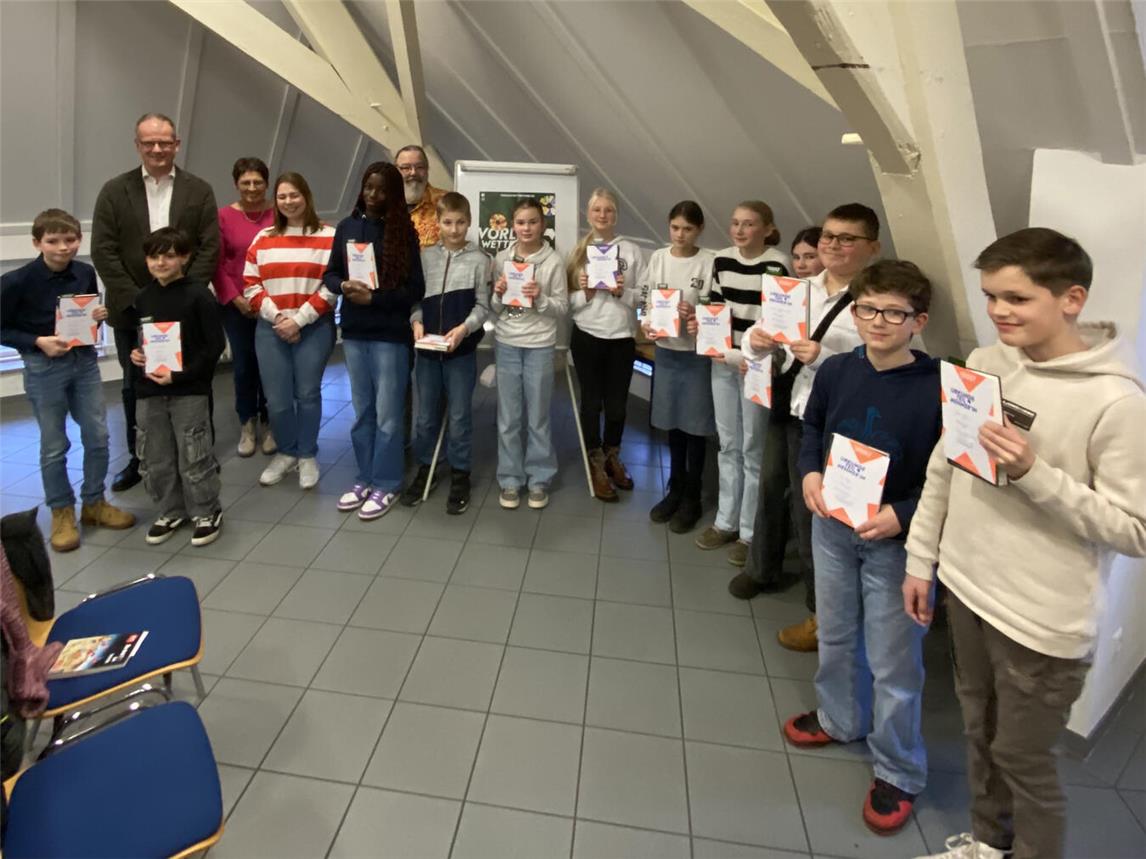 Viele gute Leser beim Vorlesewettbewerb der Stadtbücherei: Für Gewinnerin Leonie Janßen (7. v. re.) geht es jetzt in die nächste Runde beim Bezirksentscheid. Foto: Stadt Rees