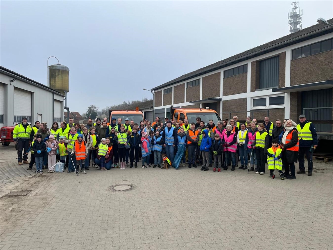 Viele Helfer unterstützten den „Frühjahrsputz“ in Weeze. Foto: Gemeinde Weeze