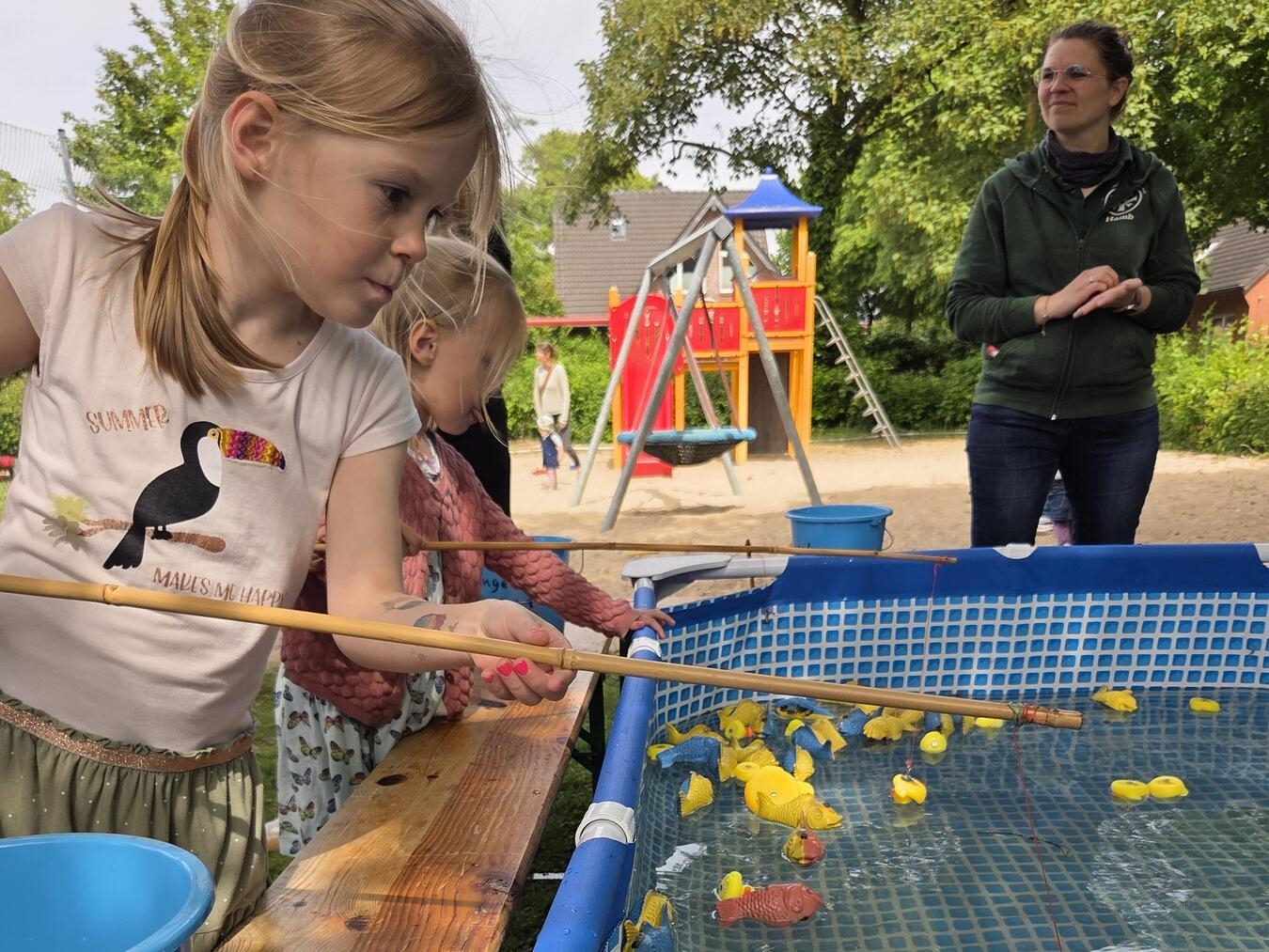"Kinder angeln am Pool, um Fische zu fangen – Event der St. Antonius Schützenbruderschaft"