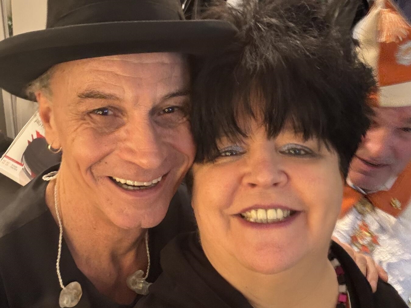 Viele Kollegen verstehen sich auch hinter der Bühne gut – so wie Ingrid Kühne und Brings-Sänger Peter Brings. Foto: privat