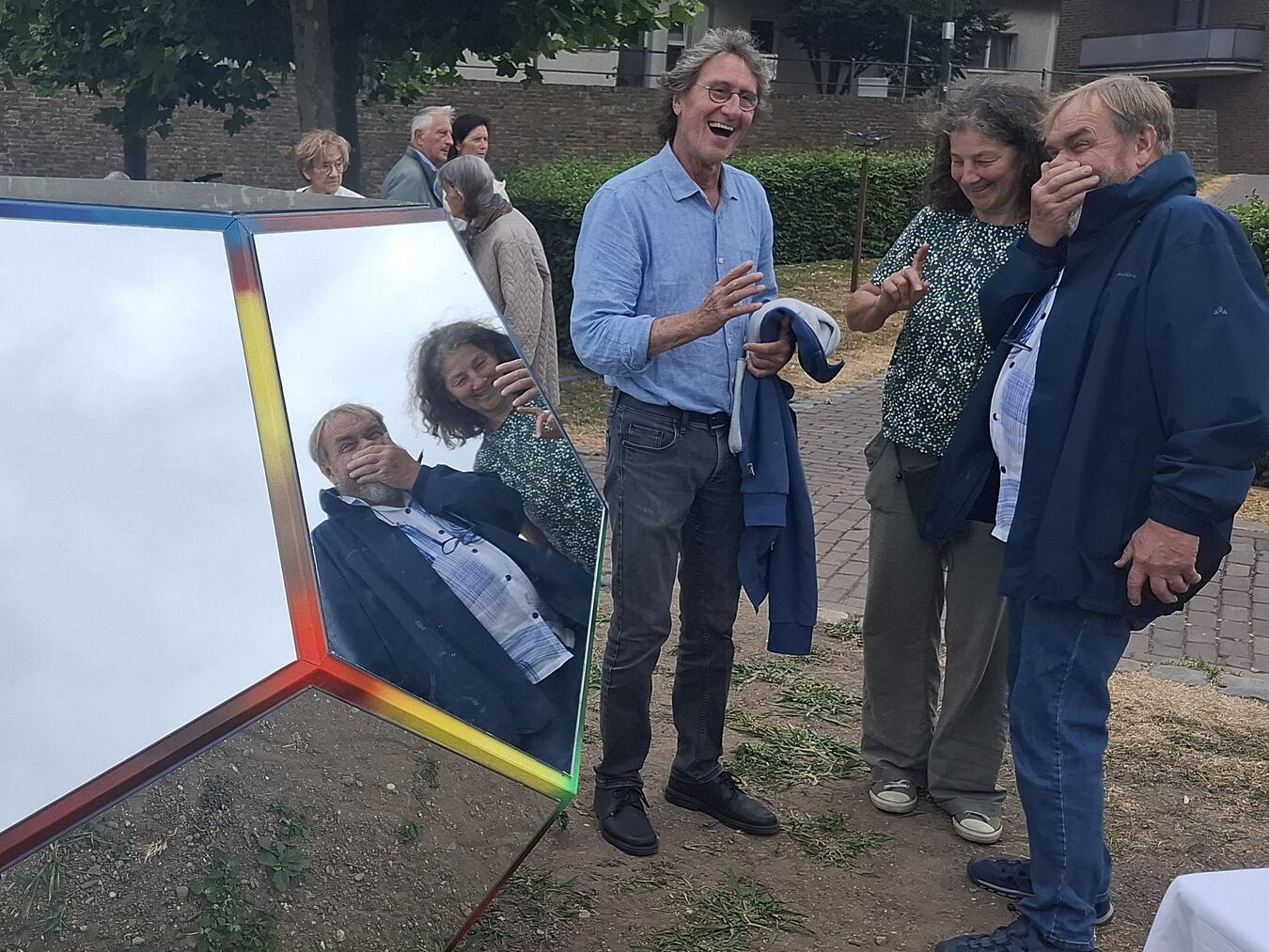 Kunst im öffentlichen Raum: Neues Leben im Reeser Skulpturenpark "Besucher bei der Eröffnung der 10. Ausstellung im Reeser Skulpturenpark, Kunstinteresse, Skulpturen, Kulturereignis"